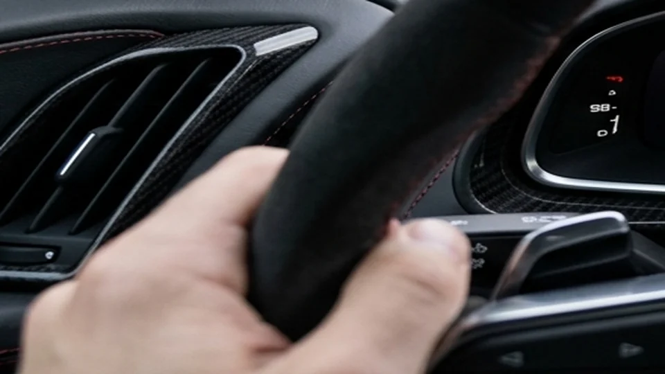 Performance steering wheel equipped with transmission gear shift paddles
